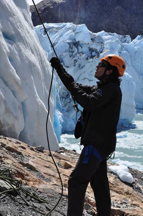 Um guia faz a segurança de um aluno no curso de escalada em gelo no glaciar Viedma, no Parque Nacional Los Glaciares, região de El Chaltén, no sul da Argentina